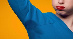 Como tirar o mau cheiro (famoso cheiro de asa) das roupas?