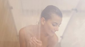 Água quente, fria ou morna nos cabelos: qual a temperatura ideal?