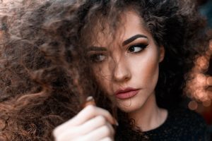 O que é porosidade capilar e como tratar o cabelo poroso?