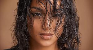 Shampoo Detox ou Antirresíduos: qual a diferença, como e quando usar?