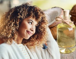 Óleo de Coco no cabelo: 5 formas de usar esse poderoso ativo