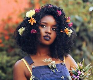 Preconceito com cabelo (crespo, cacheado, raspado, colorido): Como lidar?