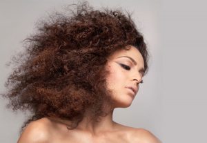 Como diminuir o frizz do cabelo: 7 Dicas práticas
