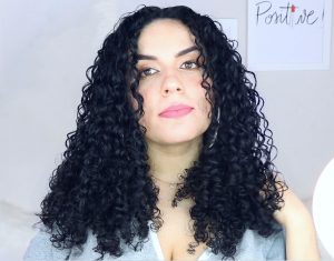 Como diminuir o volume dos cabelos crespos e cacheados