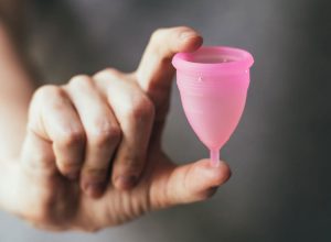 Coletor menstrual: prós e contras de usar o copinho da menstruação + dúvidas frequentes