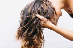 Inversão capilar para crescer cabelo: funciona mesmo? O que é e como fazer