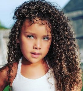 Como cuidar do cabelo cacheado da sua filha ou filho – 8 Dicas práticas para mães e pais