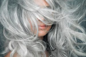 Como cuidar do cabelo branco ou grisalho: 5 dicas para mais brilho e maciez