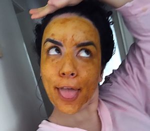 Máscara caseira de açafrão para a pele: poderoso rejuvenescedor e contra acnes?