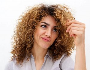 Pontas espigadas e secas: 4 dicas para tratar as pontas ressecadas do cabelo