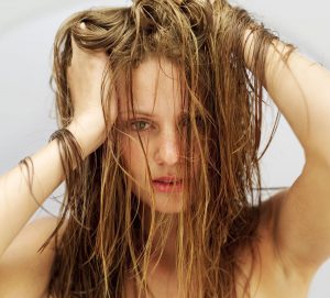 Por que o óleo de coco não dá certo no meu cabelo? 4 causas possíveis