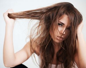 É bom ter o cabelo oleoso? Ou a oleosidade faz mal aos cabelos?