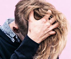 Receita caseira contra piolhos (pediculose): vinagre e pintar o cabelo funcionam mesmo?