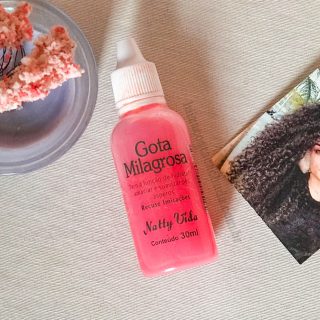 Como alisar a raiz do cabelo cacheado? 3 dicas caseiras para abaixar a raiz alta