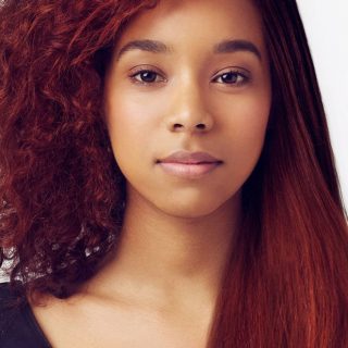 3 formas de usar Tiara de Cabelo para compor o look (inclusive fora do cabelo!):