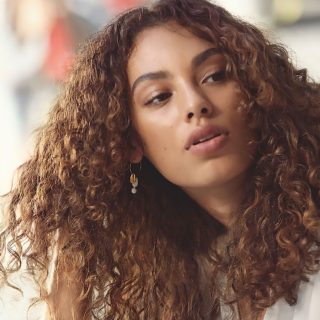 Qual é o melhor corte de cabelo para dar mais volume e deixar os cachos mais encorpados?