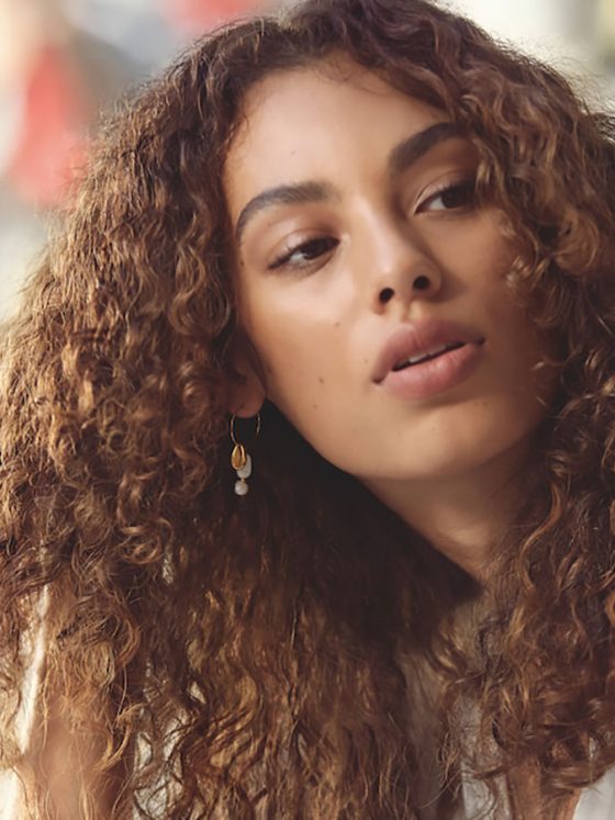 Qual é o melhor corte de cabelo para diminuir o volume dos cachos e crespos?