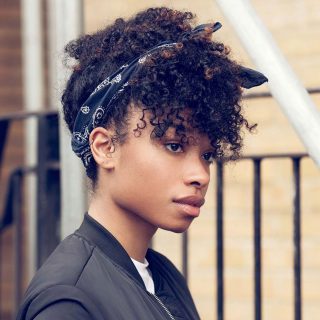 Por que não pode pentear o cabelo cacheado seco?