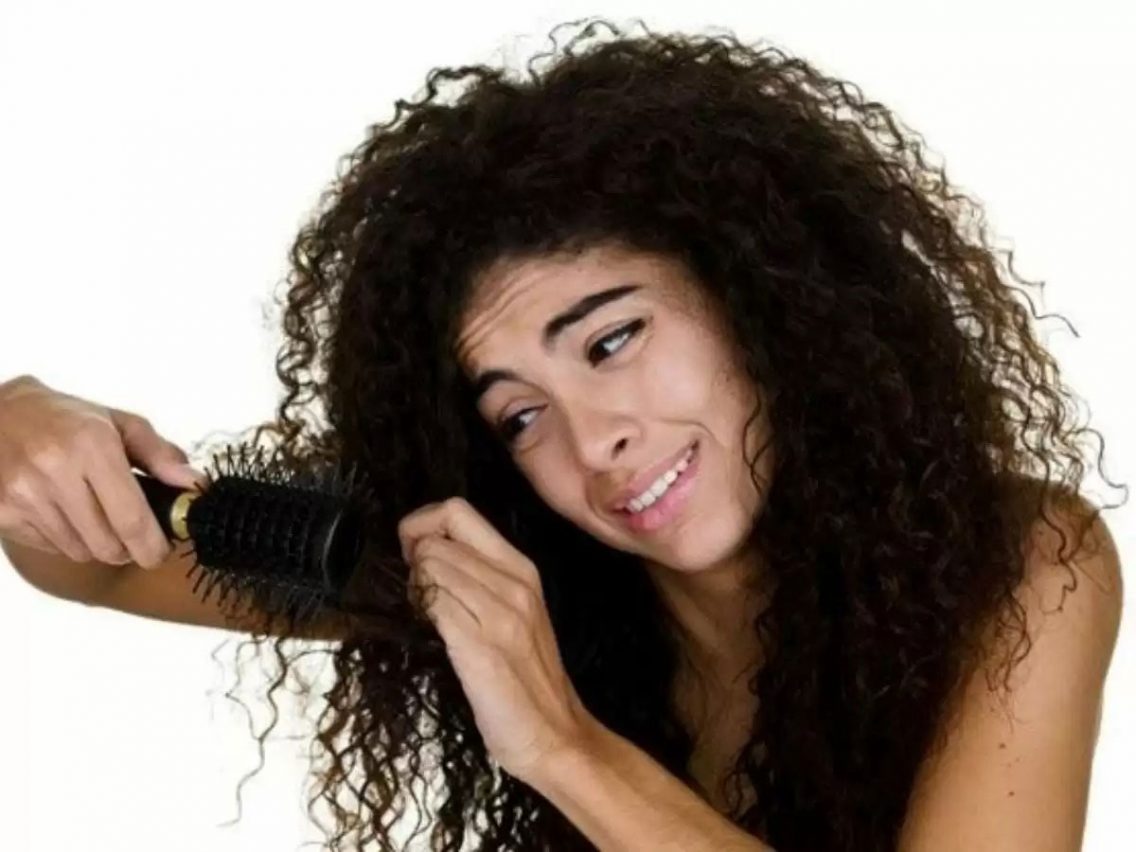 Por que não pode pentear o cabelo cacheado seco?
