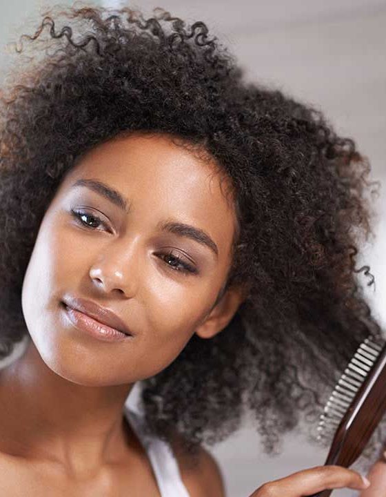 Como desembaraçar e pentear o cabelo cacheado sem precisar lavar todo dia?