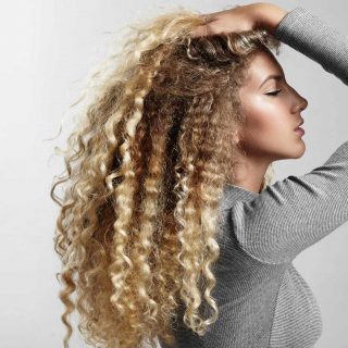 Espinhas no couro cabeludo? 5 dicas para acabar com a inflamação