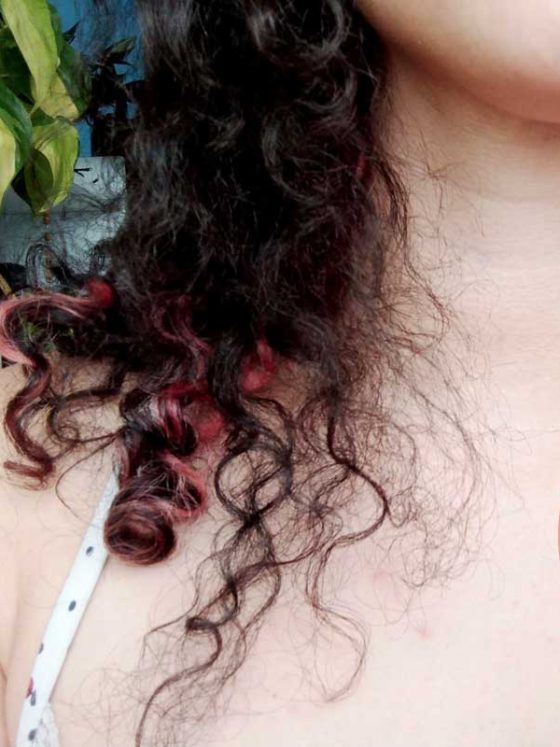 Cachos sem definição parecendo scab hair cheio de frizz em pontos específicos do cabelo? 5 Dicas