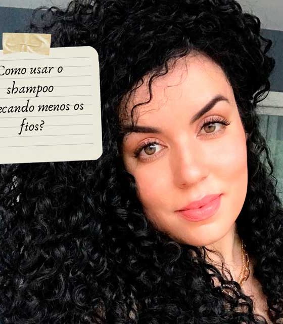 Como usar shampoo sem agredir o cabelo cacheado? 3 dicas para ressecar menos os cachos