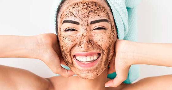 Por que esfoliar a pele do rosto? 3 benefícios da esfoliação