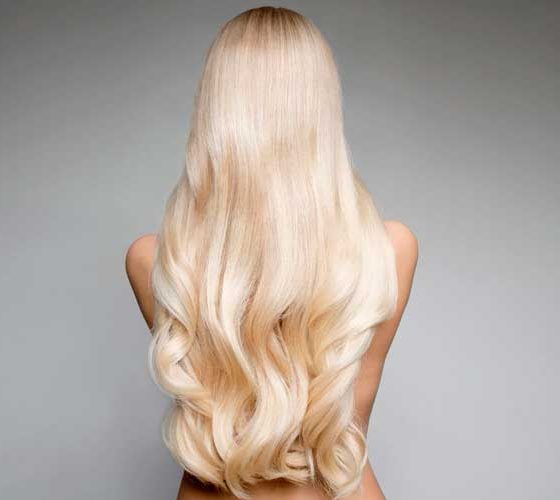 O que é descoloração global e como cuidar do cabelo descolorido loiro platinado