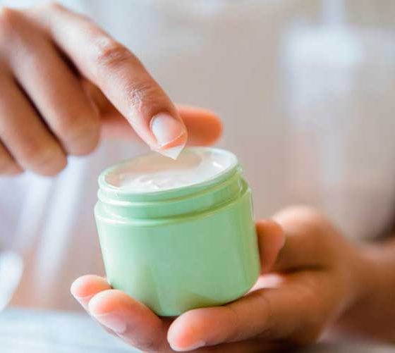 Pode colocar a mão na máscara? 3 Mitos e verdades de acordo com especialistas e público