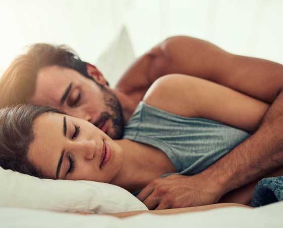 Dormir com o rosto no travesseiro faz mal para a pele e pode dar rugas? De acordo com dermatologista, sim!