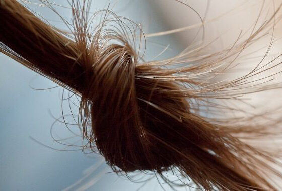 Pontas do cabelo embaraçando muito? 4 dicas