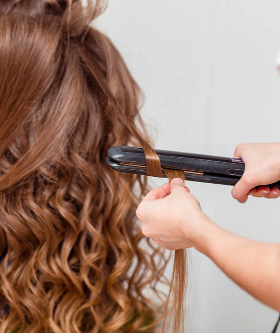 Usa chapinha no cabelo? 4 dicas para danificar menos os fios!