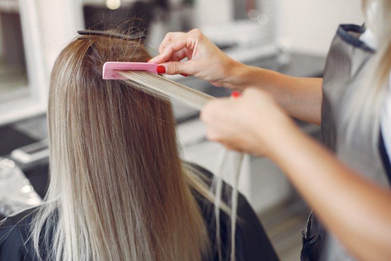 Por que o cabelo alisado fica mais oleoso? 2 causas